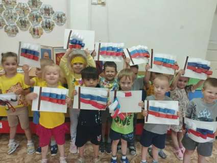 Патриотическое воспитание через творчество: «Российский флаг» в группе «Непоседы»