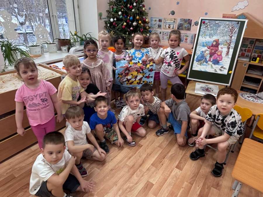На кормушке птички: снегири и синички
