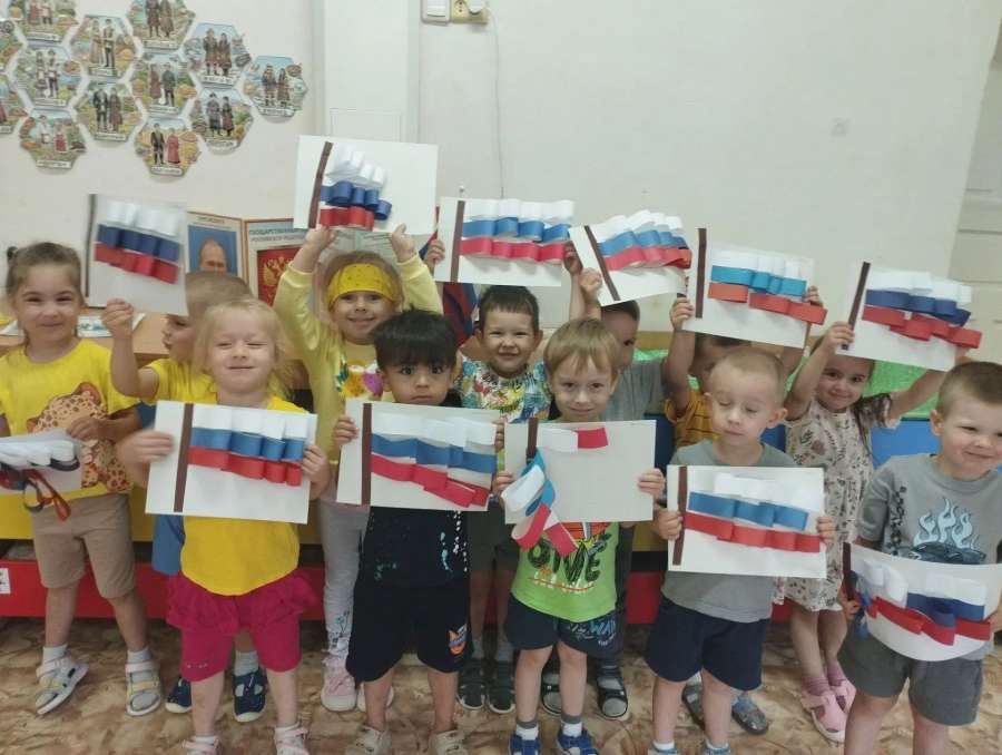 Патриотическое воспитание через творчество: «Российский флаг» в группе «Непоседы»